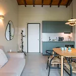 Guesthost - Two-room In With Pool! Como