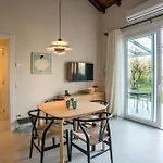 Guesthost - Two-room In With Pool! * Como